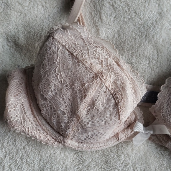 Victoria's Secret Nude Lace Lightly Padded Bra - Picture 2 of 8